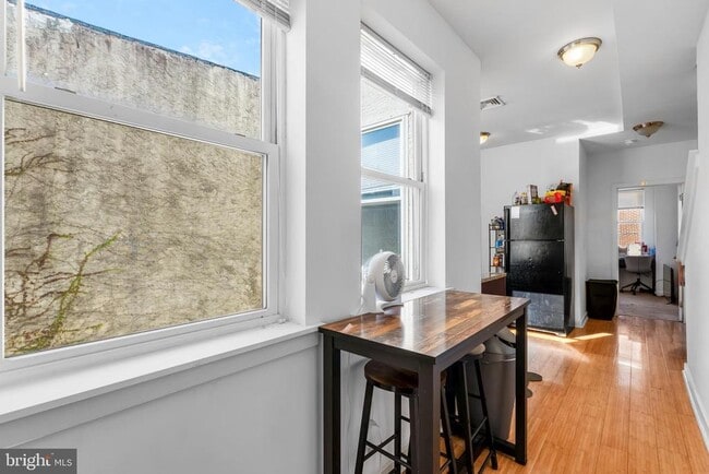 Photo - 1724 Monument St