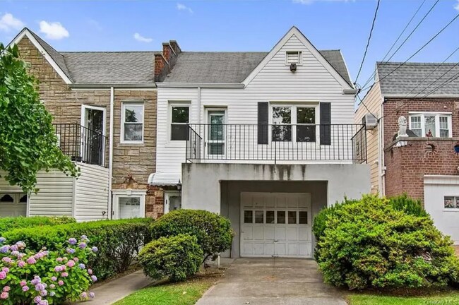 Parking Space is in the driveway - 813 Calhoun Ave Unidad 1