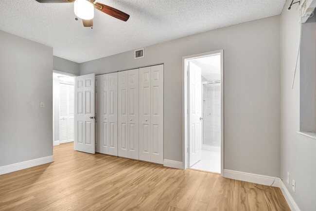 Building Photo - 116 Gardens Dr Unit 202