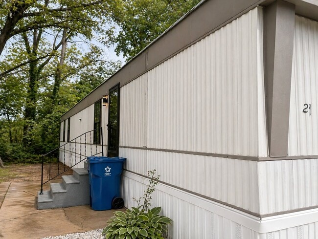 Building Photo - 27 Deerwood Park