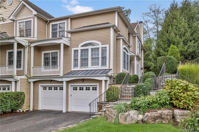 7 Hopkins Ln