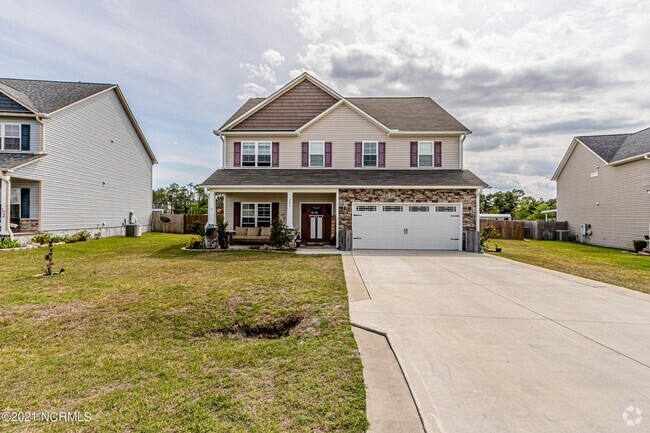 Building Photo - BIG house and a BIG yard!