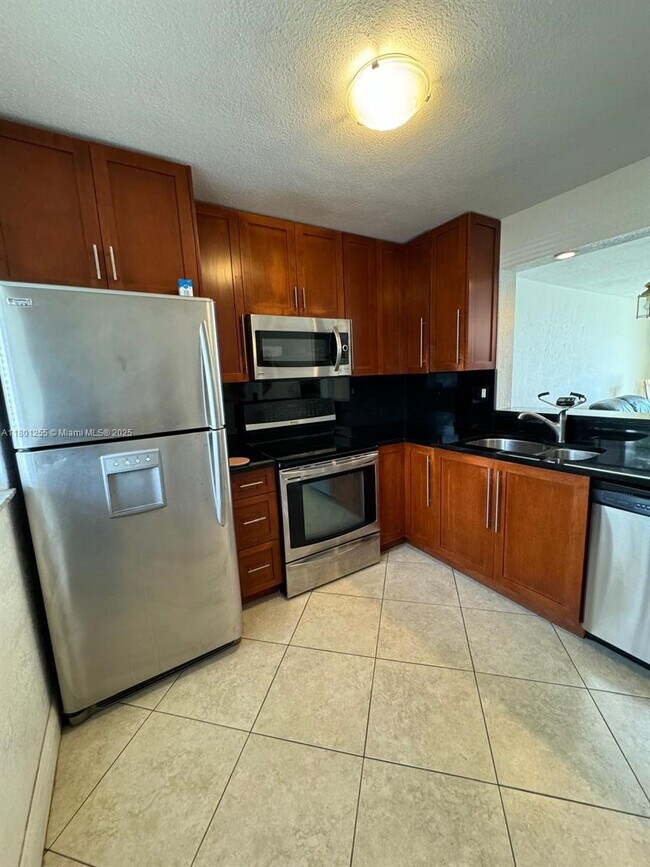 Photo - 4000 NE 169th St Unidad 104 Rental