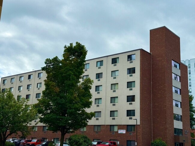 Building Photo - UG 2B2B!!