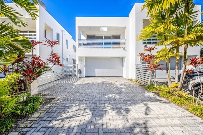 Building Photo - 817 NE 17th Way