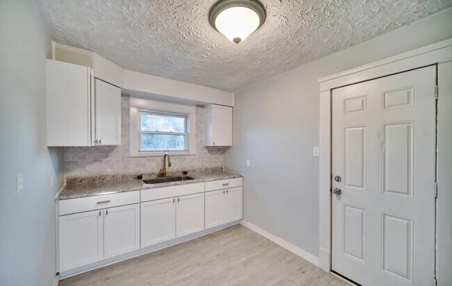 2402 Elyria Ave Unit upper