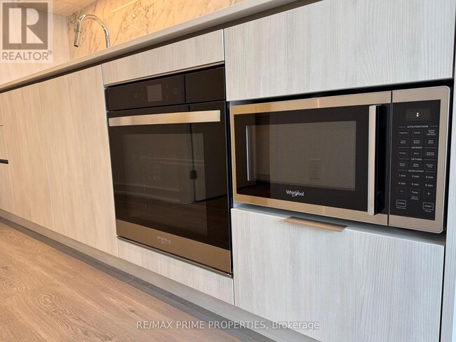 Photo - 8 Wellesley St W Unité 2808