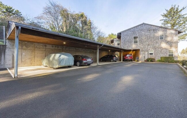 Estacionamiento fuera de la calle: 1 cubierto, 1 descubierto - 425 SE Shell Ave Unidad 3