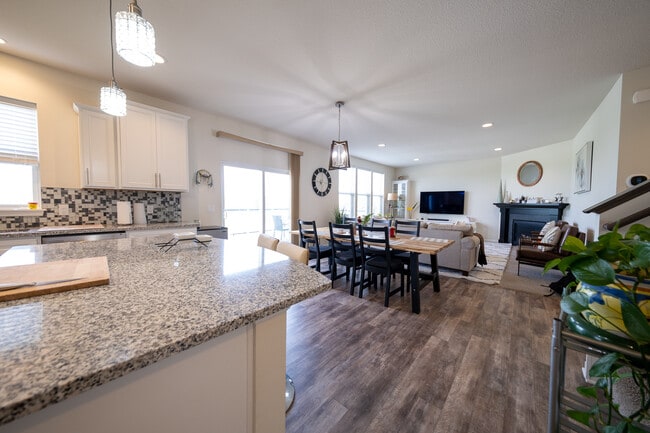 Photo - 5595 Queensland Ln N