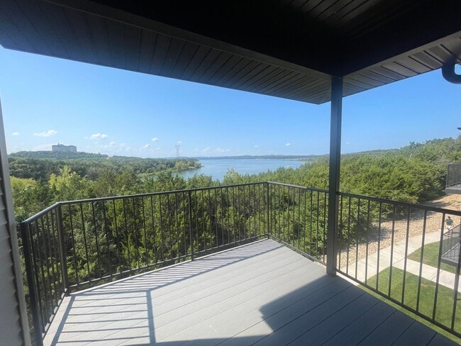 Building Photo - Lake View 1 Bedroom 1 Bath Unit 335 Rental