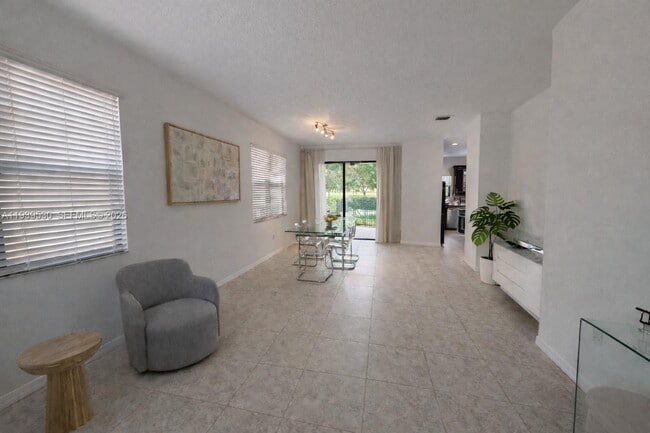 Photo - 909 NE 193rd Terrace