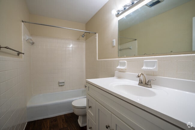 2BR, 1.5BA - 975SF - Bathroom