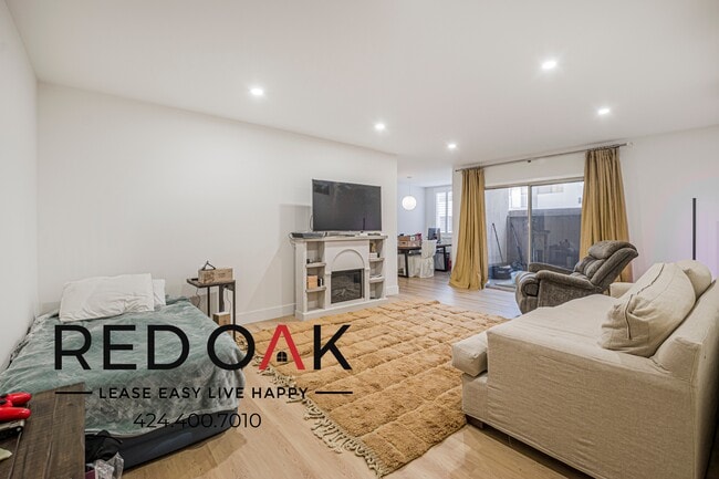 Building Photo - 927 Kings Rd Unit 114