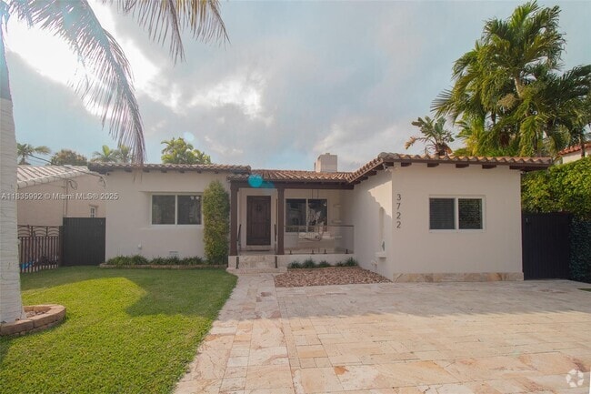 Building Photo - 3722 Royal Palm Ave Rental