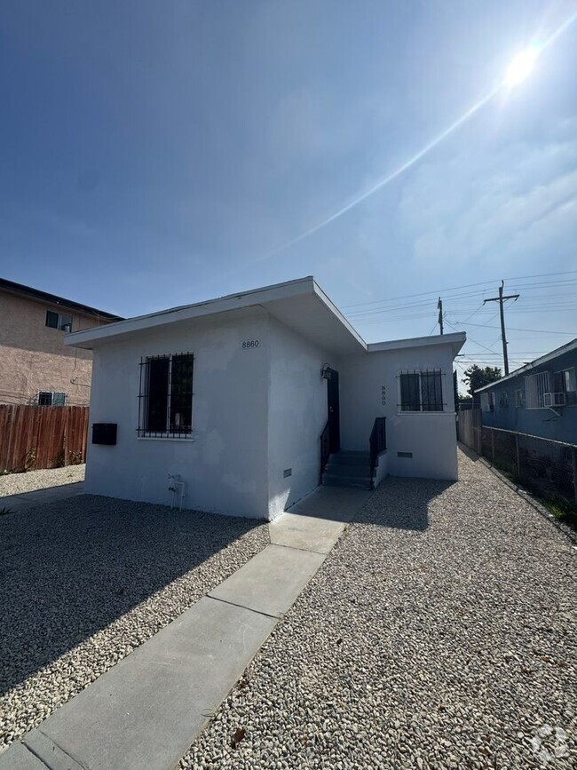 Building Photo - 8860-8862 S Central Unit 8860 Rental