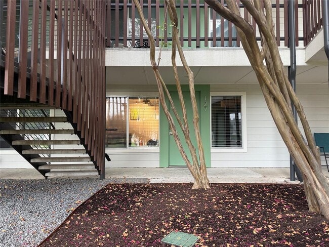 Building Photo - 2200 Dickson Dr Unit 127 Rental