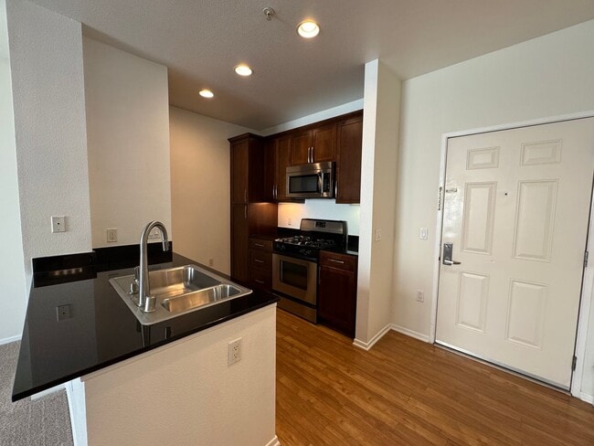 Building Photo - Stunning 1Bd/1Ba Condo in The Heart of Irv...