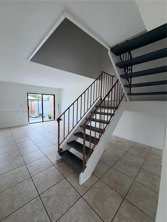 Photo - 857 W 41st St