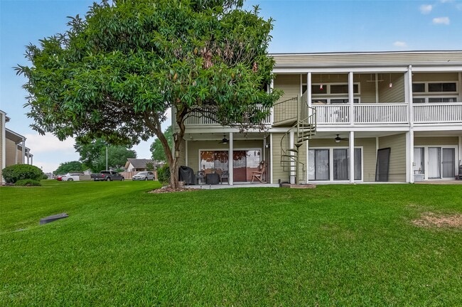 Photo - 180 April Point Dr S