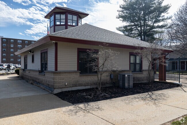 206 Amesbury St Lawrence, MA - Amesbury Gardens