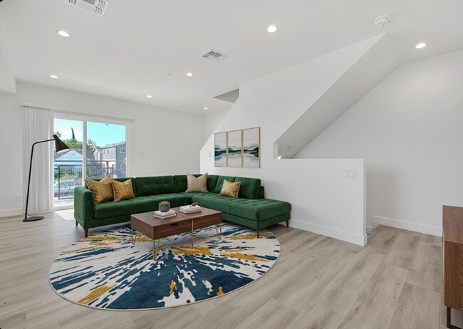 Photo - 5850 Vineland Ave Unit #5852-1