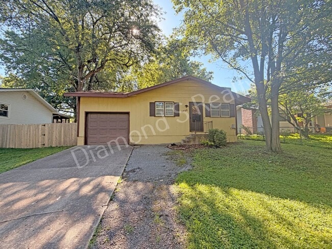 Building Photo - Charming 3 Bedroom Unit Available!