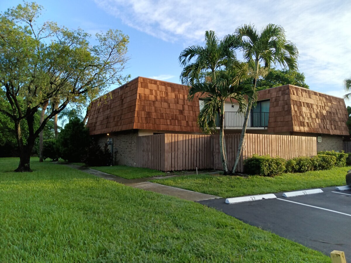 Photo - 8405 N Coral Cir