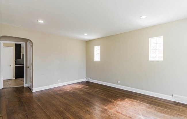 6042 W Bryn Mawr Ave