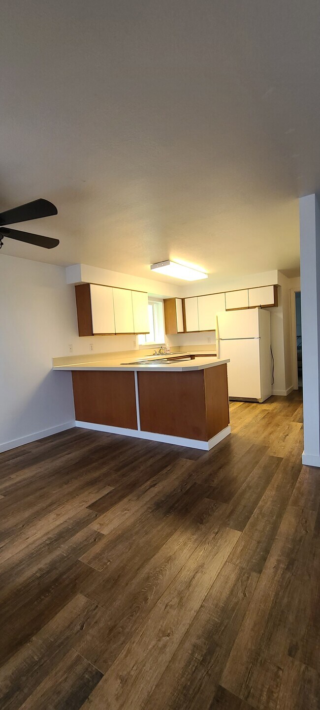 Kitchen and dining area - 442 SW Coast Ave Unit 442