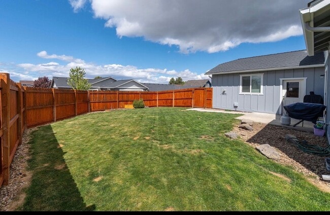 Photo - 541 SW Sunrise Cir