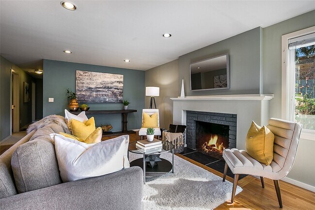 Upper living - 10046 3rd Ave SW House