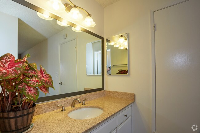 1BR, 1BA - 651 SF