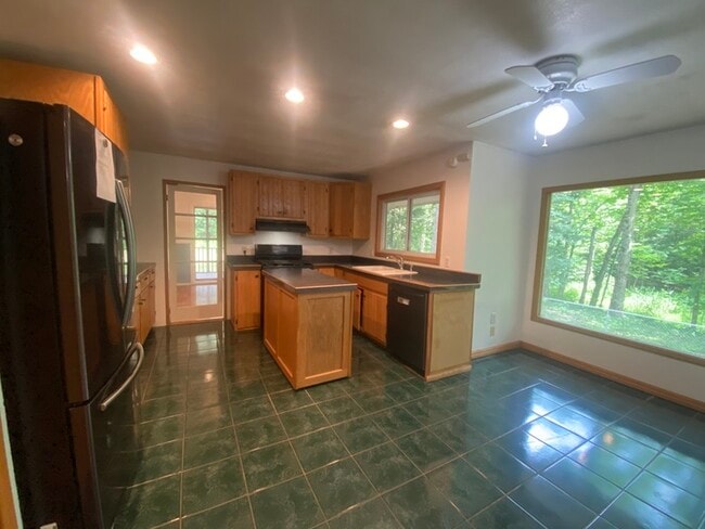 Photo - Secluded 4 bedrooms 3 baths with 2 car garage and fenced in yard in the town of Rutland for rent!