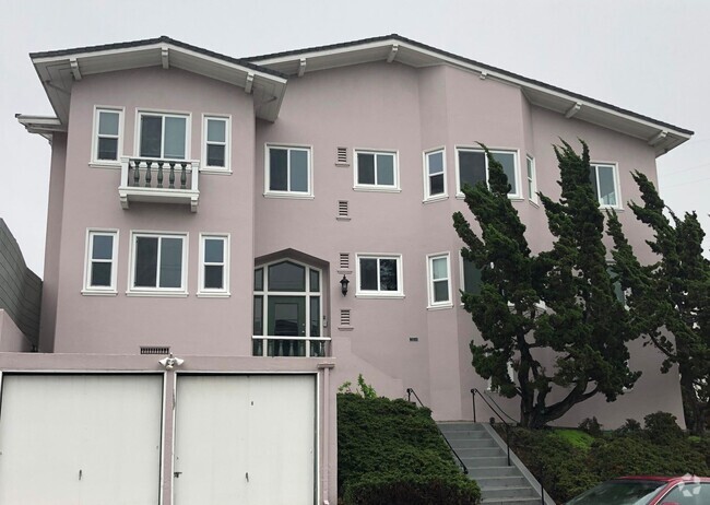 Building Photo - 1-Bedroom, 1-Bath 2nd Floor Unit With Lake... Rental