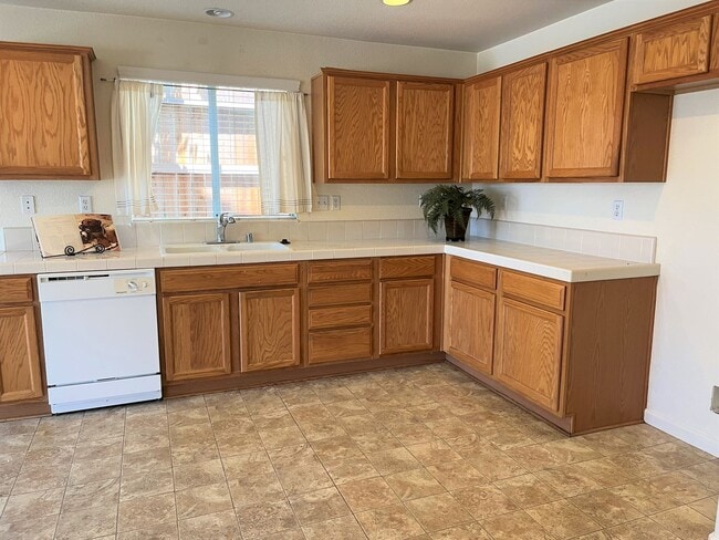 Photo - Nice 4 Bedroom Family Home for Rent in Gre...