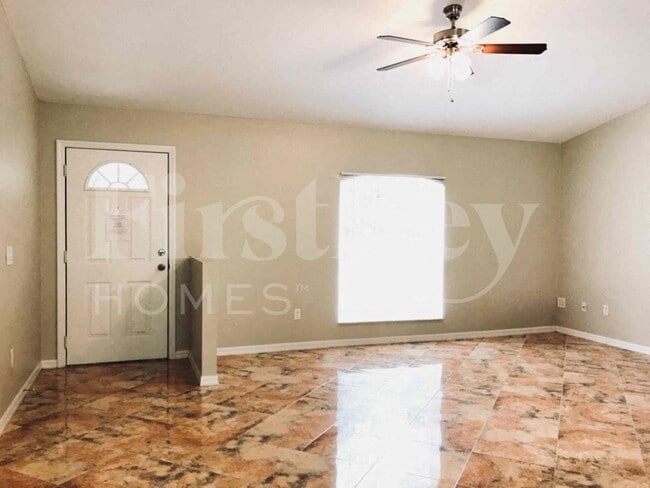 Photo - 2476 Parrot St