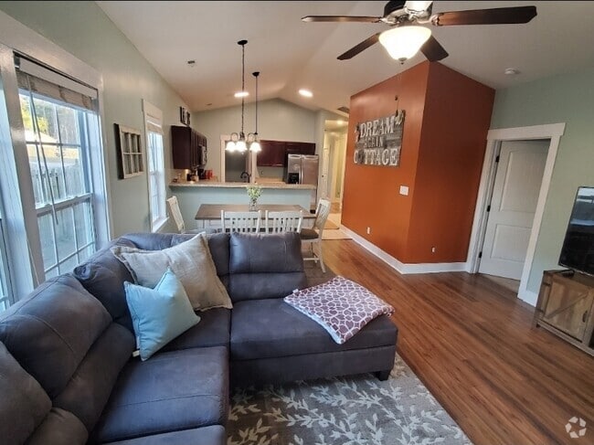 Building Photo - 3003 Country Club Dr Rental