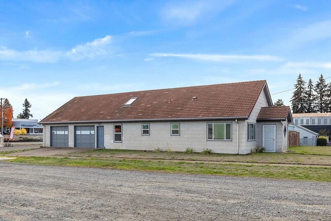 Building Photo - 1186 NE Alpine Ave Rental