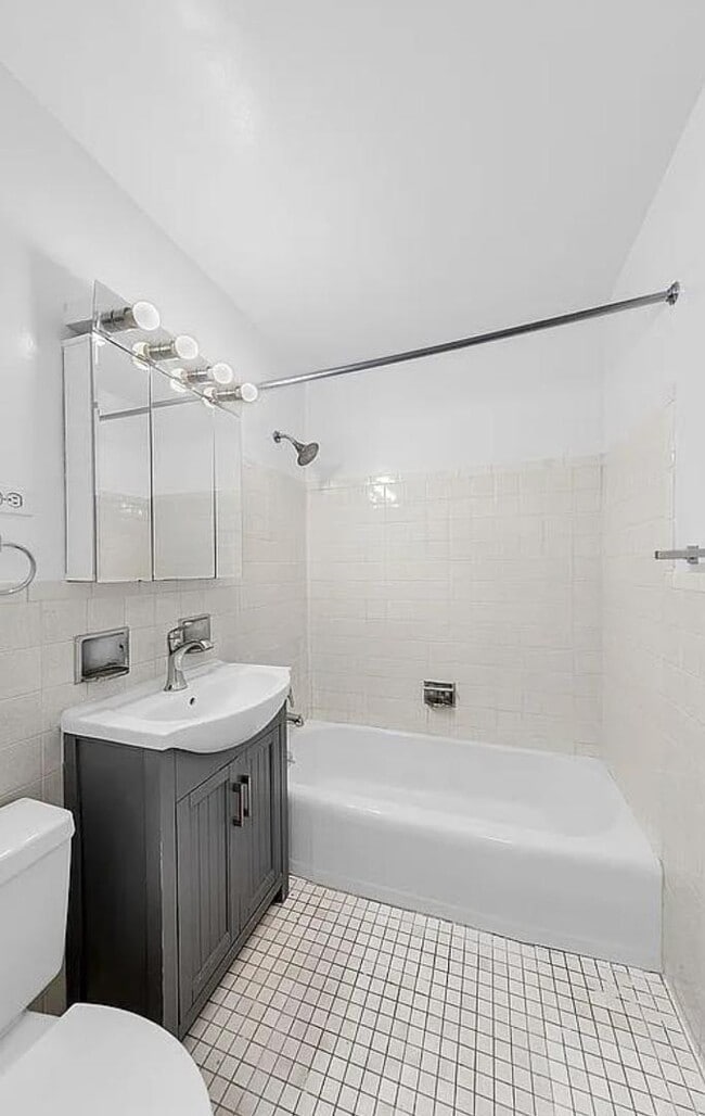 Photo - 658 Grand St