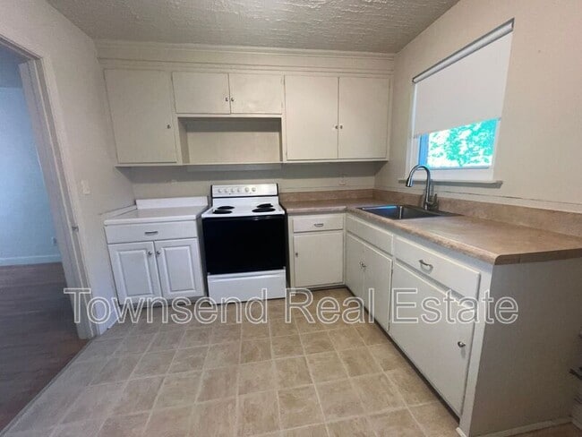 Photo - 507 Martine Rd