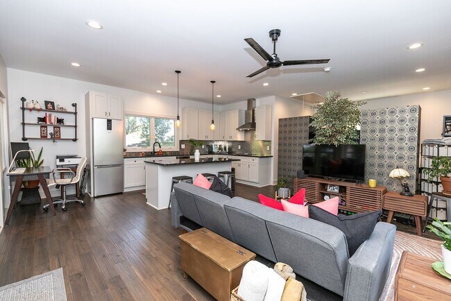 Photo - 1084 Sanders Ave SE