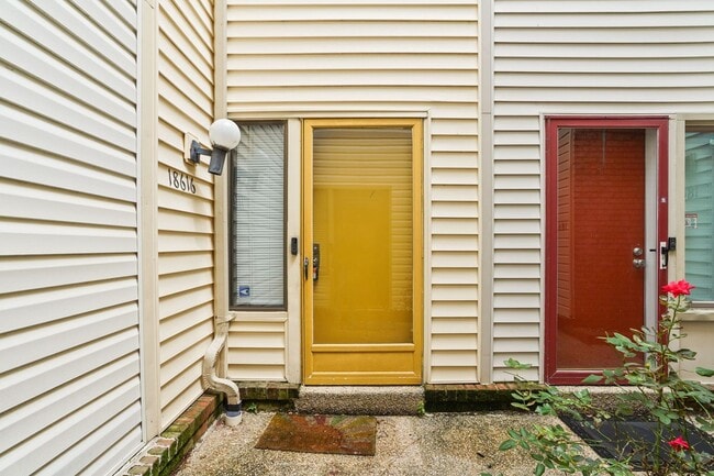 Building Photo - Modern Comfort in Sought-After Gaithersburg