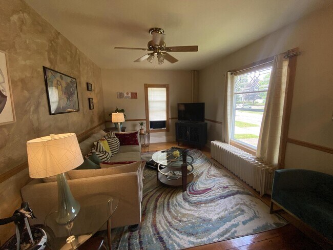 Photo - Spacious 1 Bedroom Upper Duplex Near Downtown Eau Claire - Available October 1st!