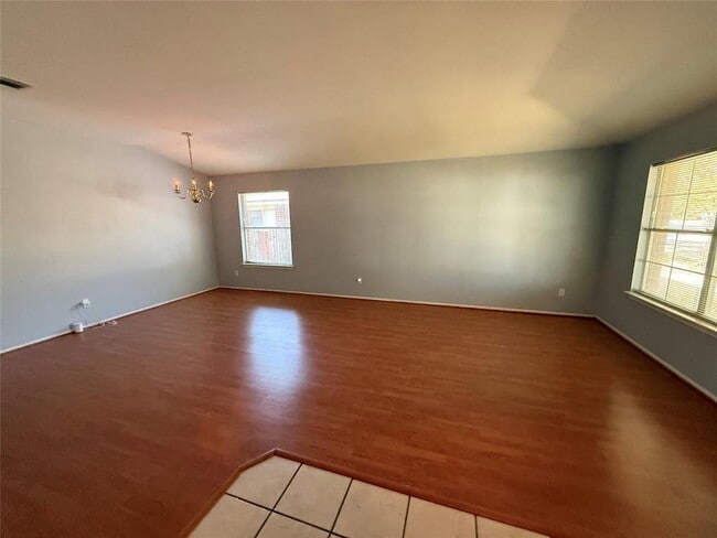 Photo - 2562 Vernell Way