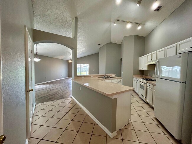 Photo - 138 Sir Phillips Dr