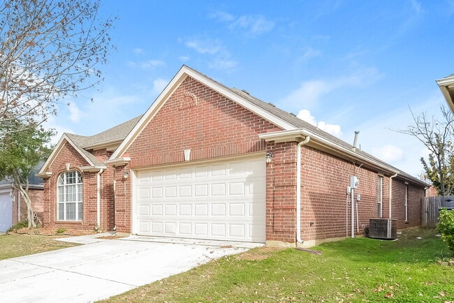 Photo - 802 Lake Bridge Dr