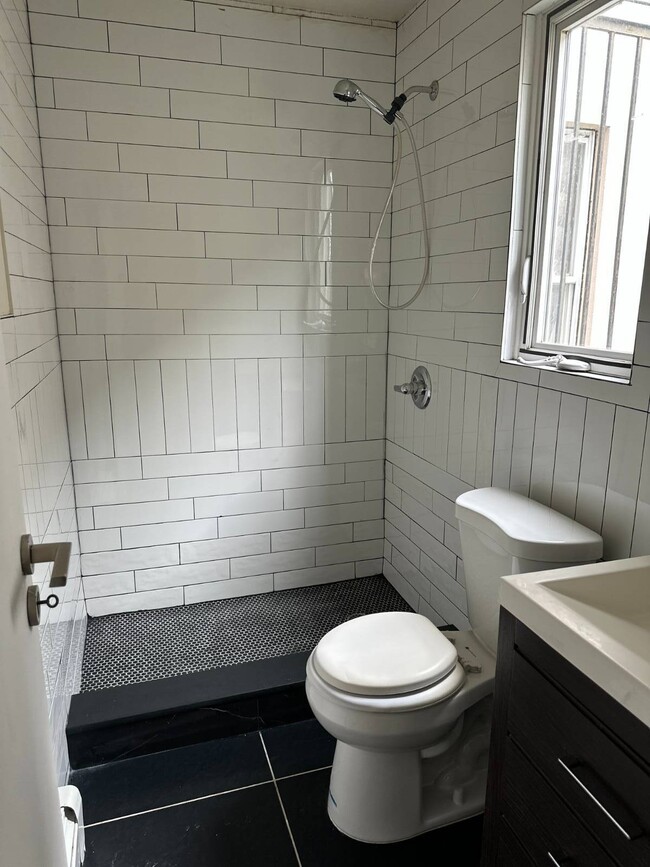 Building Photo - 560 Fountain Ave Unit 1