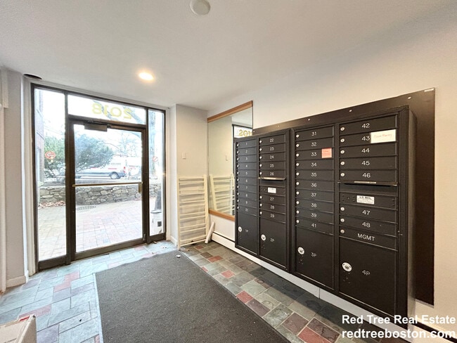 Building Photo - 2018 Commonwealth Ave Rental