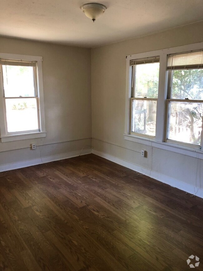 Building Photo - **Large (4BR/1BA) Dade City Home**