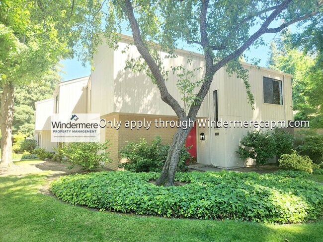 Gorgeous Campus Commons Home Available Now! - Gorgeous Campus Commons Home Available Now!